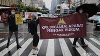 Tema aksi Bertahan Bersama di Titik Terendah Pemberantasan Korupsi, Demokrasi dan Krisis Iklim.   