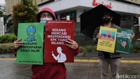 Mereka membawa spanduk dan poster dalam aksi tersebut.  