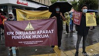 Aksi berlangsung tertib dengan cuaca gerimis.  