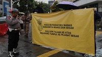 Aksi ini mendapat penjagaan dari aparat kepolisian.  