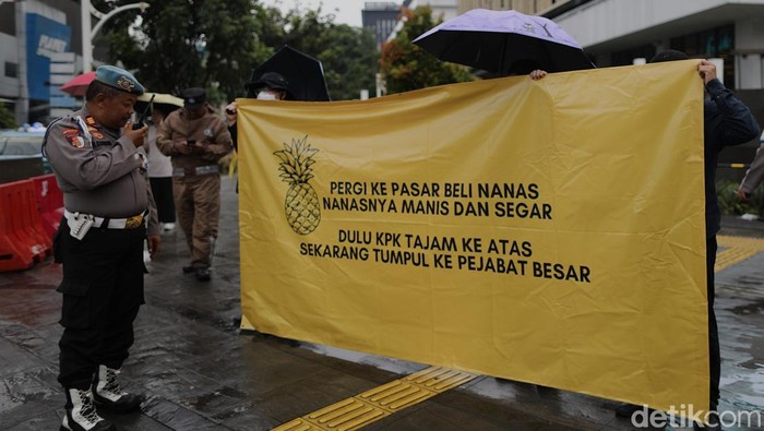 Aksi Antikorupsi di Perempatan Sarinah Para aktivis dari Indonesia Corruption Watch (ICW) memperingati hari antikorupsi sedunia dengan melakukan aksi simpatik di perempatan Sarinah, Jl MH Thamrin, Jakarta, Senin (9/12/2024). Tema aksi 'Bertahan Bersama di Titik Terendah Pemberantasan Korupsi, Demokrasi dan Krisis Iklim'. Aksi berlangsung tertib dengan cuaca gerimis.