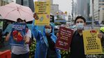 Diguyur Gerimis, Aktivis Antikorupsi Demo di Perempatan Sarinah