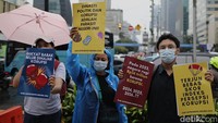 Para aktivis dari Indonesia Corruption Watch (ICW) melakukan aksi simpatik di perempatan Sarinah, Jalan MH Thamrin, Jakarta, Senin (9/12/2024).