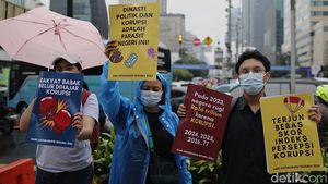 Diguyur Gerimis, Aktivis Antikorupsi Demo di Perempatan Sarinah
