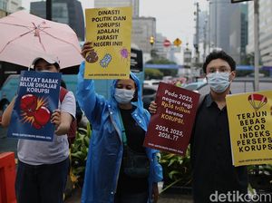 Diguyur Gerimis, Aktivis Antikorupsi Demo di Perempatan Sarinah