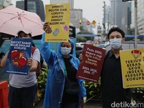 Diguyur Gerimis, Aktivis Antikorupsi Demo di Perempatan Sarinah