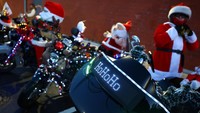 Setiap tahun, para penggemar Santa Berkuda membagikan hadiah kepada anak-anak di sekitar komunitas mereka di wilayah Suedpfalz di Jerman barat daya untuk mengumpulkan dana bagi mereka yang membutuhkan, tahun ini panti asuhan anak-anak Sterntaler.  