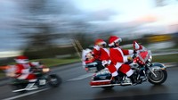 Para Sinterklas ini tidak membutuhkan kereta luncur karena mereka memiliki sesuatu yang lebih menarik, yakni sepeda motor Harley Davidson yang jelas merupakan cara yang lebih nyaman untuk bepergian di jalan raya Jerman.
