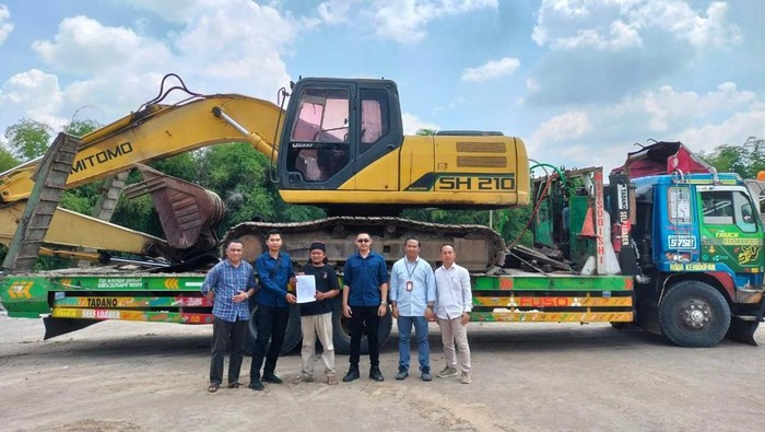 Alat berat yang disita Kejari Tanjung Perak Surabaya
