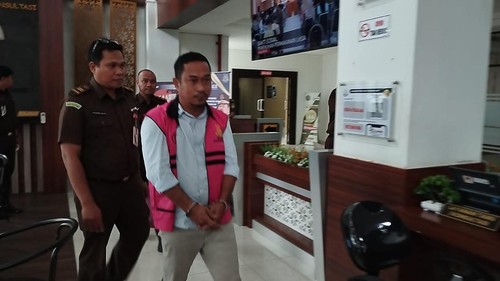 Anggota DPRD Lombok Tengah, Mahrup, keluar dari ruangan pemeriksaan Kejati NTB, Senin (9/12/2024). (Edi Suryansyah/detikBali)