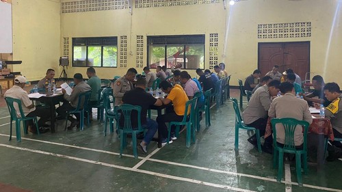 Anggota Polres Manggarai Barat menjalani tes psikologi dan kesehatan jiwa sebagai syarat bisa mendapat izin memegang senjata api. (Dok. Humas Polres Manggarai Barat)