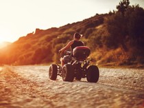 Tragis, Turis Tewas Tergilas Kendaraan Saat Berjemur di Pantai