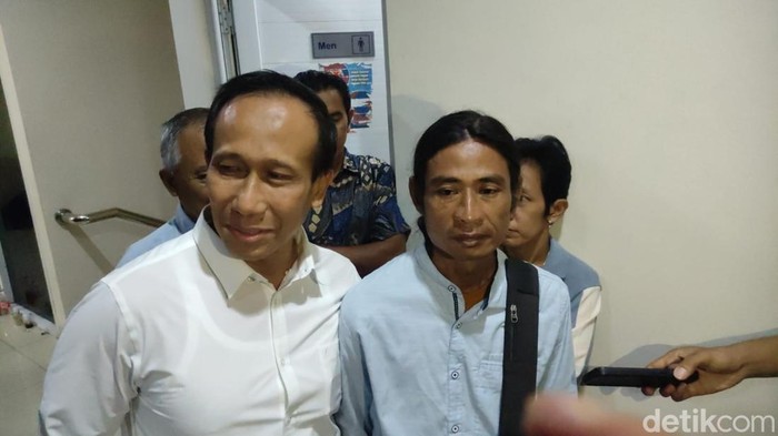 Ayah Gamma, Andi Prabowo (biru muda) menghadiri sidang etik Aipda Robig di Semarang, Senin (9/12/2024).