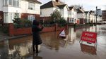Badai Darragh Terjang Inggris, Jalanan Banjir-Pohon Tumbang Timpa Mobil