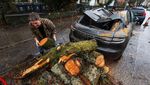 Badai Darragh Terjang Inggris, Jalanan Banjir-Pohon Tumbang Timpa Mobil