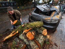 Badai Darragh Terjang Inggris, Jalanan Banjir-Pohon Tumbang Timpa Mobil