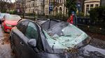 Badai Darragh Terjang Inggris, Jalanan Banjir-Pohon Tumbang Timpa Mobil