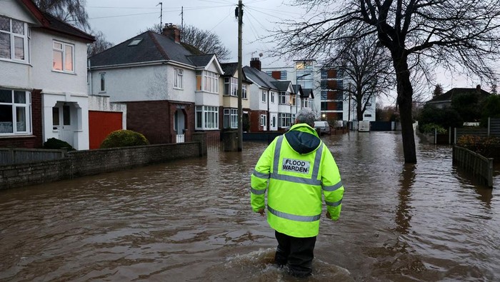 Badai Darragh Terjang Inggris, Jalanan Banjir-Pohon Tumbang Timpa Mobil Badai Darragh mengakibatkan banjir dan pohon tumbang di Inggris. Bahkan pohon yang tumbang menimpa sejumlah mobil.