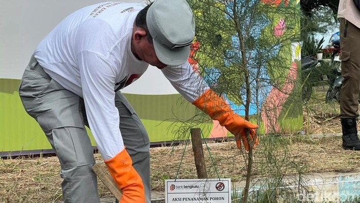 Bakamla RI menggelar penanaman 750 pohon di sepanjang Pantai Zakat Kota Bengkulu