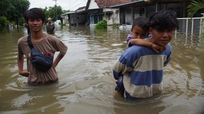 Penampakan Banjir Setinggi Perut yang Rendam Jombang