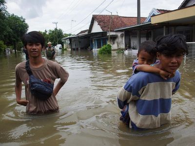 Penampakan Banjir Setinggi Perut yang Rendam Jombang