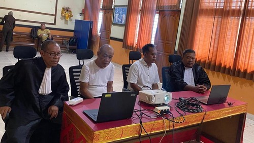 Bendesa Adat Tista Nyoman Supardi dan Bendahara Adat Tista I Kadek Budiasa menjalani sidang secara virtual di Aula Kejaksaan Negeri (Kejari) Buleleng, Senin (9/12/2024).