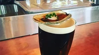 Merancang racikan bir yang ekstrem, ada bir dengan campuran tiram di dalamnya. Mereka yang telah mencoba Oyster Stout ini menyebut ada rasa manis yang khas tanpa amis. Foto: Food & Wine