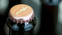 Botol bir yang satu ini memasukkan racikan tak awam ke dalam sebuah minuman. Demi menghadirkan rasa luar angkasa, ada serbuk meteorit yang dihancurkan dan dimasukkan dalam racikannya. Foto: Food & Wine