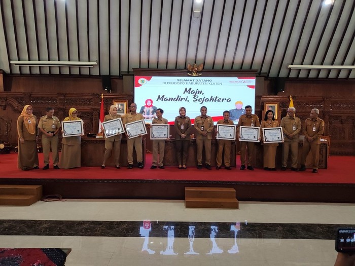 Bupati Klaten Sri Mulyani saat menyerahkan piagam penghargaan Kepatuhan Penyelenggaraan Pelayanan Publik tahun 2024 kepada sejumlah OPD di pendopo Pemkab