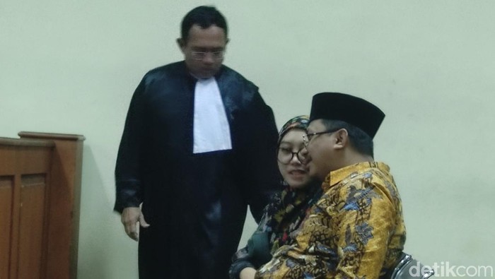 Bupati Sidoarjo nonaktif Gus Muhdlor saat menjalani sidang tuntutan.