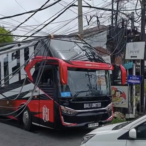 Bus Bali United tersangkut kabel saat menuju Bandara Ngurah Rai, siang tadi, Senin (9/12/2024).