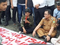 Hujan-hujanan, Bupati Tasik Dialog Bareng Pendemo di Hari Antikorupsi
