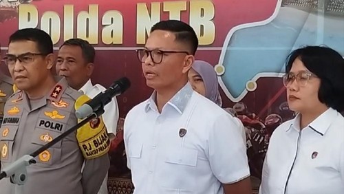 Dirreskrimum Polda NTB, Kombes Syarif Hidayat, memberikan keterangan kepada awak media di Mapolda NTB, Senin sore. (Edi Suryansyah/detikBali)