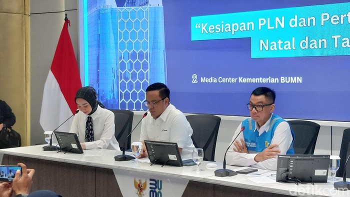 Dirut Pertamina Simon Aloysius dan Dirut PLN Darmawan Prasodjo