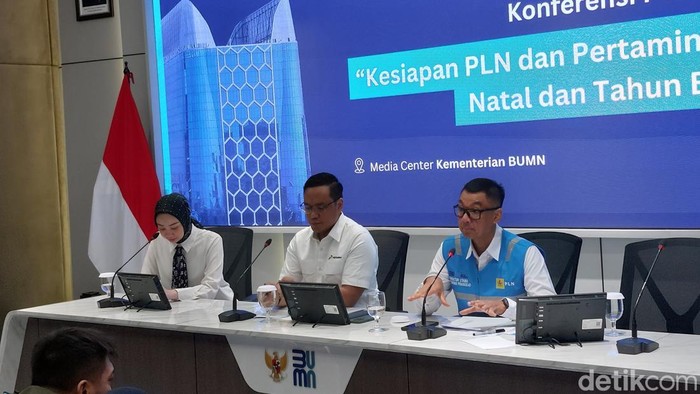 Dirut Pertamina Simon Aloysius dan Dirut PLN Darmawan Prasodjo