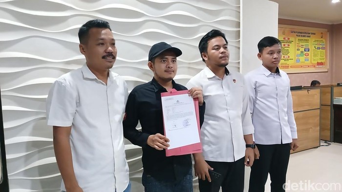 Dito bersama kuasa hukumnya melaporkan Pj Bupati Polman Ilham Borahima ke Polda Sulbar.