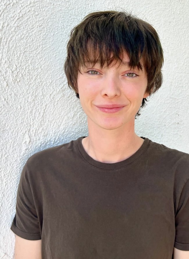 Dalam profil Instagram mereka, Dumont mengganti kata ganti untuk dirinya dari she/her menjadi they/them. “Nama profesionalnya tetap Emma Dumont, namun untuk keluarga dan teman-teman, dia lebih nyaman dipanggil Nick,” ungkap perwakilan Dumont. Foto: dok. Instagram @emmadumont