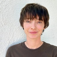 Dalam profil Instagram mereka, Dumont mengganti kata ganti untuk dirinya dari she/her menjadi they/them. “Nama profesionalnya tetap Emma Dumont, namun untuk keluarga dan teman-teman, dia lebih nyaman dipanggil Nick,” ungkap perwakilan Dumont. Foto: dok. Instagram @emmadumont