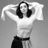 Inilah penampilan seksinya dalam pemotretan majalah. Tampil dengan crop top, Dumont menunjukkan perut ratanya.  Foto: dok. Instagram @emmadumont