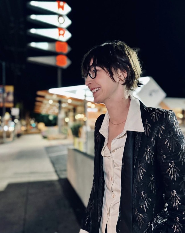 Emma Dumont, yang lahir dengan nama Emma Noelle Roberts, kini juga ingin dipanggil dengan nama laki-laki, yakni Nick. Meskipun begitu, nama Emma Dumont tetap digunakan untuk keperluan profesional.  Foto: dok. Instagram @emmadumont