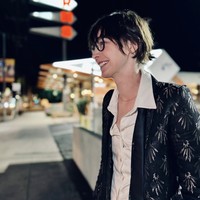 Emma Dumont, yang lahir dengan nama Emma Noelle Roberts, kini juga ingin dipanggil dengan nama laki-laki, yakni Nick. Meskipun begitu, nama Emma Dumont tetap digunakan untuk keperluan profesional.  Foto: dok. Instagram @emmadumont