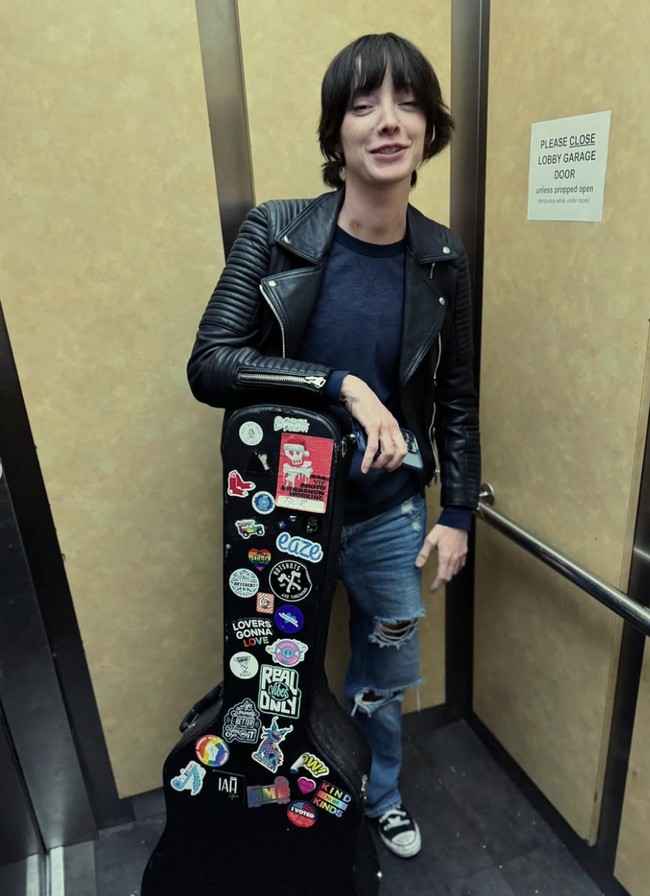 Keputusannya tersebut diikuti dengan perubahan gaya hidup dan penampilan yang kini lebih tomboy. Bintang 30 tahun itu memangkas rambutnya menjadi cepak dan penampilannya bergaya laki-laki dengan celana, kaos atau kemeja.  Foto: dok. Instagram @emmadumont