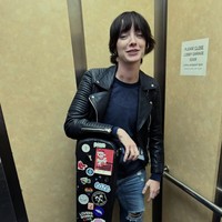 Keputusannya tersebut diikuti dengan perubahan gaya hidup dan penampilan yang kini lebih tomboy. Bintang 30 tahun itu memangkas rambutnya menjadi cepak dan penampilannya bergaya laki-laki dengan celana, kaos atau kemeja.  Foto: dok. Instagram @emmadumont