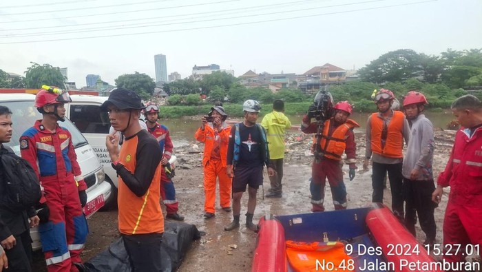Evakuasi pekerja tewas akibat tersetrum di Sungai Ciliwung (dok istimewa)
