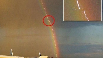 Fotografer Birk Möbius memotret sebuah pesawat yang disambar petir saat berada di dalam pelangi. Foto: Boredpanda
