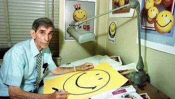 Harvey Ross Ball, seorang desainer grafis dari Worcester, Massachusetts, adalah menciptakan wajah tersenyum ikonik pada tahun 1963. Pada saat itu, Ball didekati oleh perusahaan asuransi lokal, State Mutual Life Assurance Company, untuk merancang sebuah citra yang akan mengangkat semangat karyawan mereka. Perusahaan menginginkan sebuah simbol yang akan mempromosikan lingkungan kerja yang positif dan meningkatkan moral karyawan. Hanya dalam 10 menit, Ball membuat sketsa wajah tersenyum yang sekarang terkenal, terdiri dari lingkaran kuning cerah dengan dua titik hitam untuk mata dan garis melengkung yang lembut yang mewakili senyuman. Foto: Boredpanda