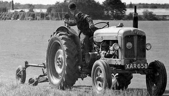 Pilot uji George Aird lolos dari kematian dengan mengeluarkan ke samping dari pesawat English Electric Lightning F1 yang jatuh pada tahun 1962. Foto ini memperlihatkan ketika seorang petani dengan santai menonton dari traktornya peristiwa tersebut. Foto: Boredpanda