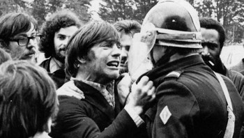 Dua teman masa kecil bertemu saat protes. Yang satu adalah pekerja pabrik, yang lainnya adalah petugas kerusuhan. Guy Burmieux dan Jean-Yvon Antignac adalah teman masa kecil tetapi mereka memilih jalan yang berbeda dalam hidup. Pada tanggal 6 April 1972 di Brittany, Prancis, Guy menjadi bagian dari protes untuk mendapatkan kondisi kerja yang lebih baik. Jean-Yvon dan petugas anti huru hara lainnya dipanggil untuk meredam para pengunjuk rasa. Foto: Boredpanda