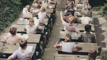 Sebuah sekolah terbuka di Belanda. Pada awal abad ke-20 sebuah gerakan menuju sekolah terbuka terjadi di Eropa dengan kelas yang diajarkan di alam, sehingga siswa akan mendapat manfaat secara fisik dan mental dari udara bersih dan sinar Matahari. Foto: Boredpanda