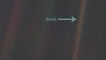 Titik Biru Pucat adalah foto Bumi yang diambil oleh wahana luar angkasa Voyager 1 pada tahun 1990 dari jarak sekitar 6 miliar kilometer (3,7 miliar mil) saat meninggalkan tata surya kita. Foto: Boredpanda